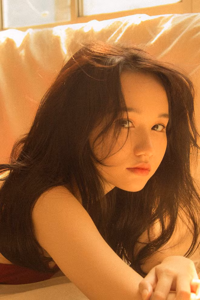 Trúc Anh sở hữu khuôn mặt tròn đậm nét Á Đông, mái tóc đen dài và đôi mắt nâu cực kỳ hút hồn. Cô nàng đúng chuẩn hình mẫu nàng thơ của mọi chàng trai.