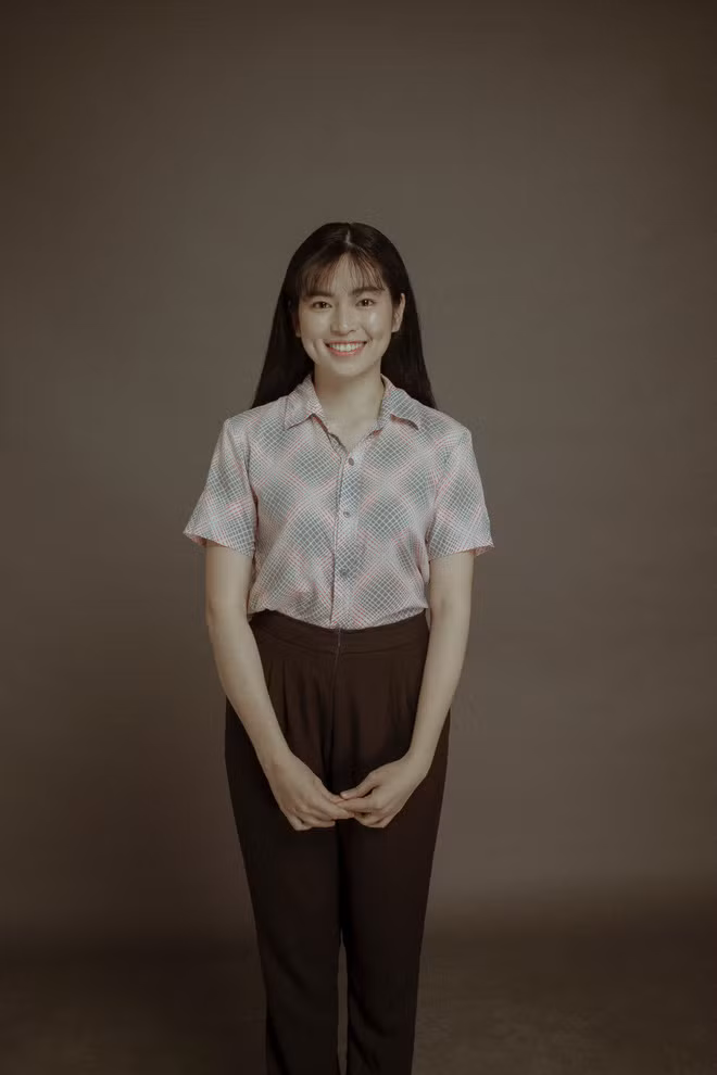 Trà Long, cô con gái của Hà Lan và Dũng được đánh giá là xinh nhất phim với má lúm và nụ cười cực duyên. Thủ vai này là Đỗ Khánh Vân (sinh năm 1995, Đắk Lắk), một hot girl cực kỳ nổi tiếng.