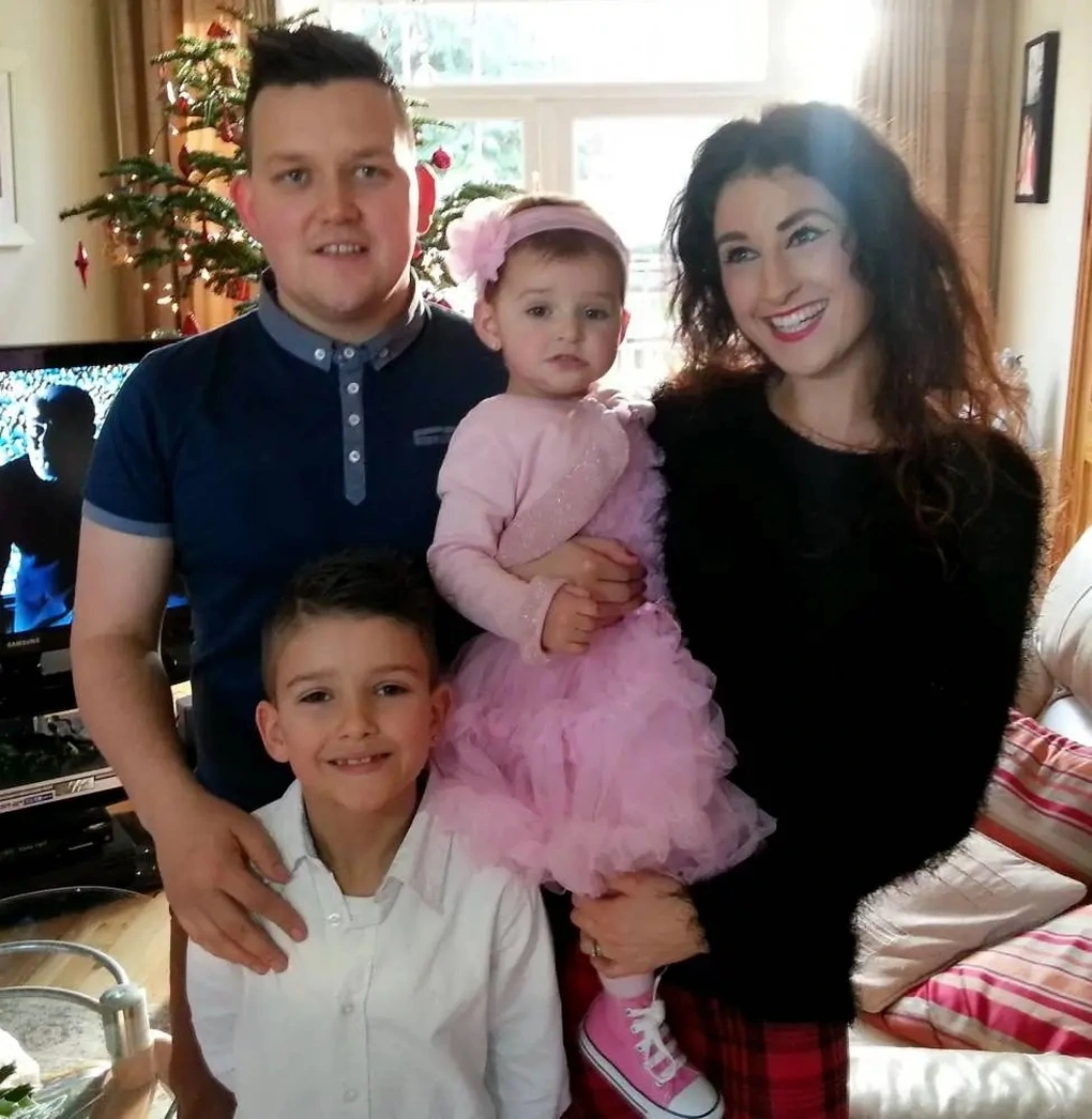 Gia đình Brandon, cậu bé có 1 cô em gái. Mark, 32 tuổi, cha của Brandon và là một cầu thủ bóng đá bán chuyên