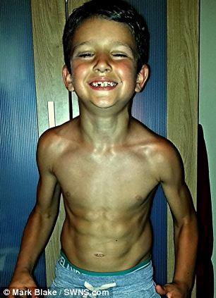 Cậu bé thường thích chơi môn nhún nhảy trên tấm bạt lò xo hơn là chơi đồ chơi như những cô cậu cùng tuổi.