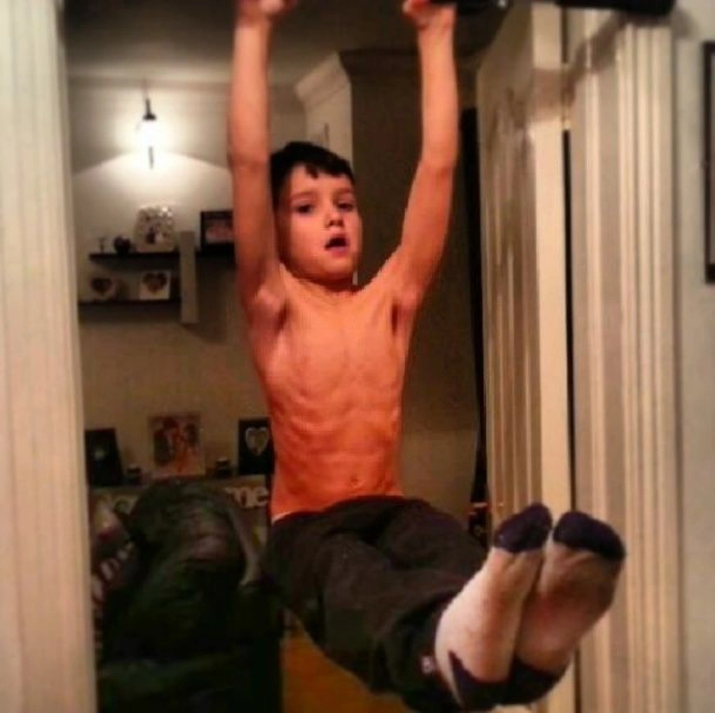 Khi còn là một cậu học sinh tiểu học, Brandon có cân nặng 25kg và vóc dáng săn chắc của một VĐV thể thao chuyên nghiệp.