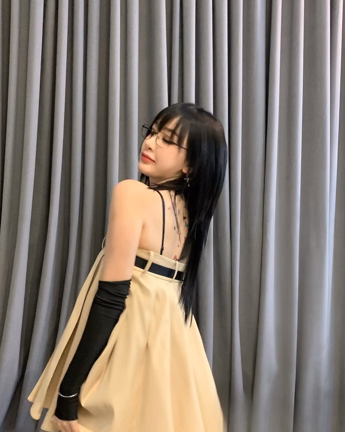 Mới đây, cô nàng đã đăng tải loạt ảnh trong trang phục đi diễn cho 1 club đêm. Điều đặc biệt là nữ ca sĩ để lưng trần, trên lưng được vẽ thêm những hình vẽ nhiều màu sắc.