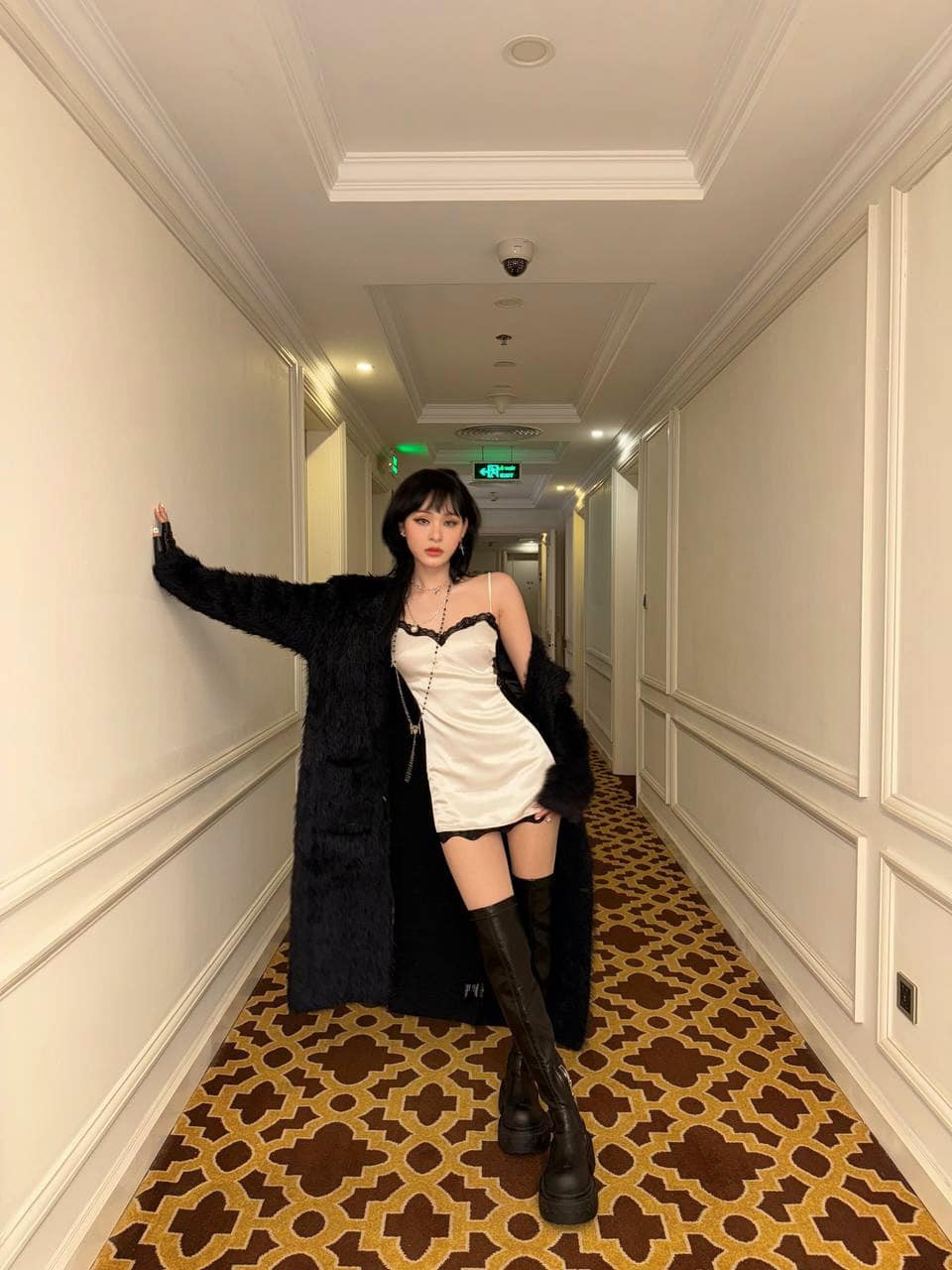 Cô nàng chăm chỉ diện những chiếc váy ngắn, trang điểm đậm và sắc hơn.