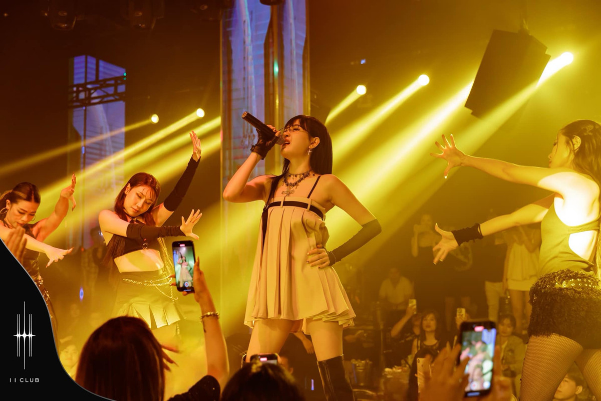 Hình ảnh Hiền Hồ diện trang phục khá ngắn, diễn tại 1 club đêm.