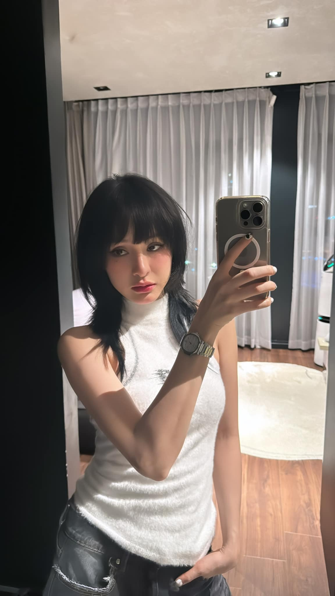 Phong cách của Hiền Hồ cũng từ một cô gái có phần ngây thơ, trong sáng chuyển thành cá tính hơn, bạo hơn.