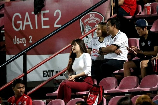 Cách đây chưa lâu, Yến Xuân từng bị các anti fan cho rằng ăn bám, dựa hơi bạn trai là cầu thủ nổi tiếng. Rơi vào tình huống này, Yến Xuân đã có cách xử lý khá hay khi vừa khẳng định được tính tự lập của bản thân và khiến người nói phải suy nghĩ lại.