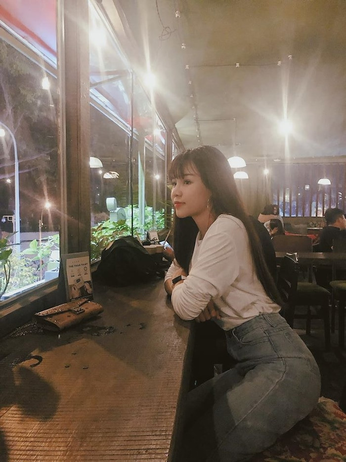 Mới đây trên trang cá nhân của mình, Yến Xuân đã đăng tải dòng trạng thái với nội dung: "Viết gì cho ngầu đây?". Kèm theo đó bức ảnh bạn gái thủ môn Đặng Văn Lâm khoe góc nghiêng thon gọn.