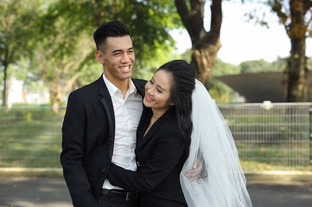 Thế nhưng vào tháng 11, anh chàng bất ngờ xoá hết tất cả ảnh chung với Ngọc Quyên trên trang Facebook cá nhân và dừng tương tác với bạn gái. Bản thân giáo viên dạy múa cũng không trả lời những bình luận liên quan đến Tiến Linh trên mạng xã hội.