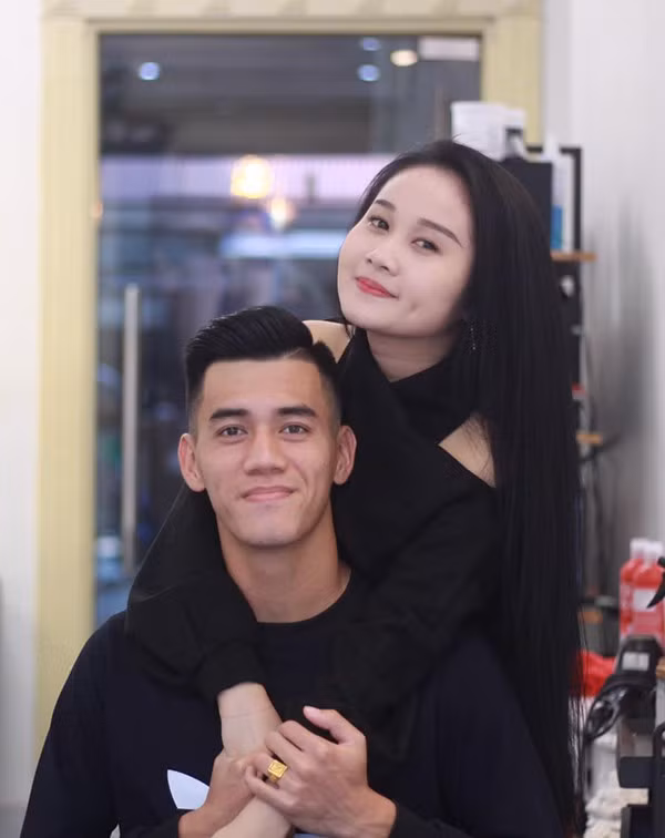 Mặc dù chưa chính thức lên tiếng nhưng thông tin Tiến Linh và bạn gái hoa khôi chia tay thì ai cũng biết. Trước đó, cầu thủ tuyển Việt Nam thường xuyên chia sẻ những khoảnh khắc ngọt ngào của cả hai lên trang cá nhân và dùng những lời "có cánh" gửi tới bạn gái hơn tuổi.