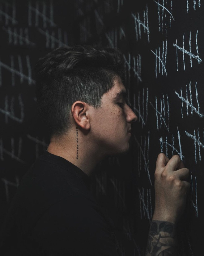 Omahi từng chia sẻ việc ghi lại nhiều khoảnh khắc ấn tượng không hề đơn giản, nhưng đó là điều anh thích làm. “Tôi phải đi bộ hàng giờ với tất cả thiết bị của mình. Có khi tôi mất tới 2 ngày chỉ để tìm một khung cảnh hoàn hảo để có thể chụp ảnh. Ví như ghi lại khoảnh khắc bản đồ bốc cháy ở một trong những điểm tham quan nổi tiếng nhất thế giới là điều khá phức tạp”, chàng trai cho biết.