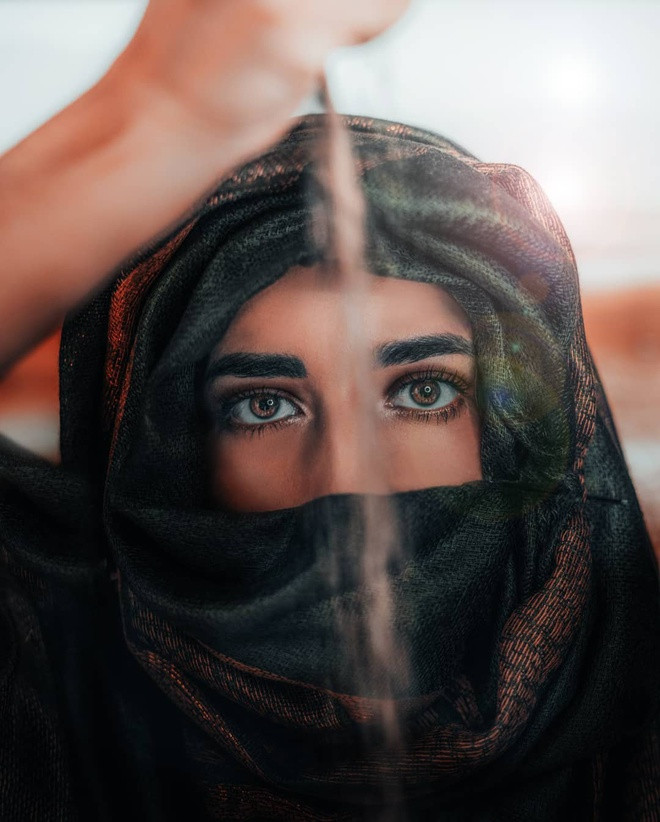 Nhiều bức ảnh được khen trông rất “chill” của Omahi thực tế được ghi lại ở những nơi quen thuộc như vỉa bồn cây trước nhà.