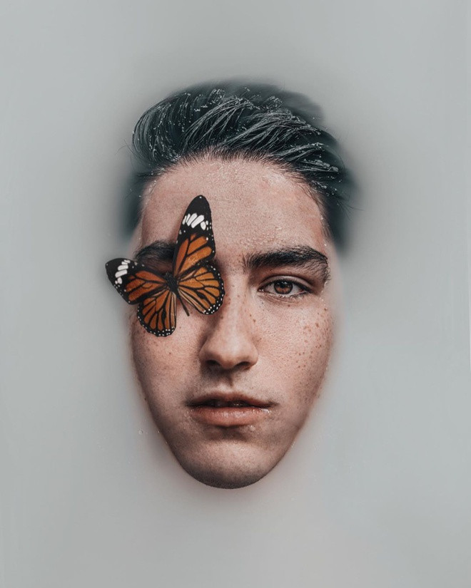 Trên website riêng, Omahi tự giới thiệu anh chuyên chụp ảnh chân dung và nghệ thuật. .