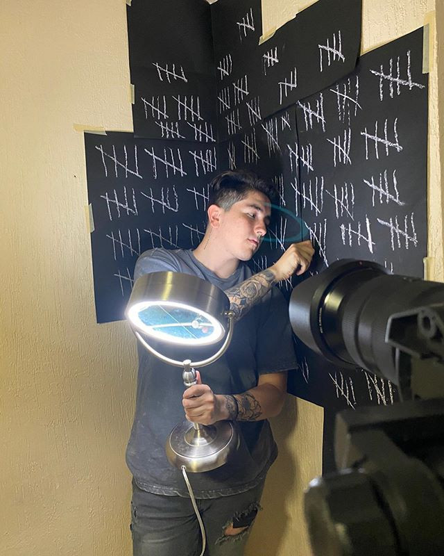 Tuy vậy, đôi khi Omahi chẳng cần đi đâu xa mà vẫn có được khoảnh khắc như đang ở sa mạc. Thời gian qua, khi dịch Covid-19 dẫn tới lệnh phong tỏa ở nhiều nơi trên thế giới, chàng nhiếp ảnh gia cũng ở trong nhà trách dịch. Anh tận dụng khoảng thời gian này để sáng tạo các concept chụp hình ấn tượng.