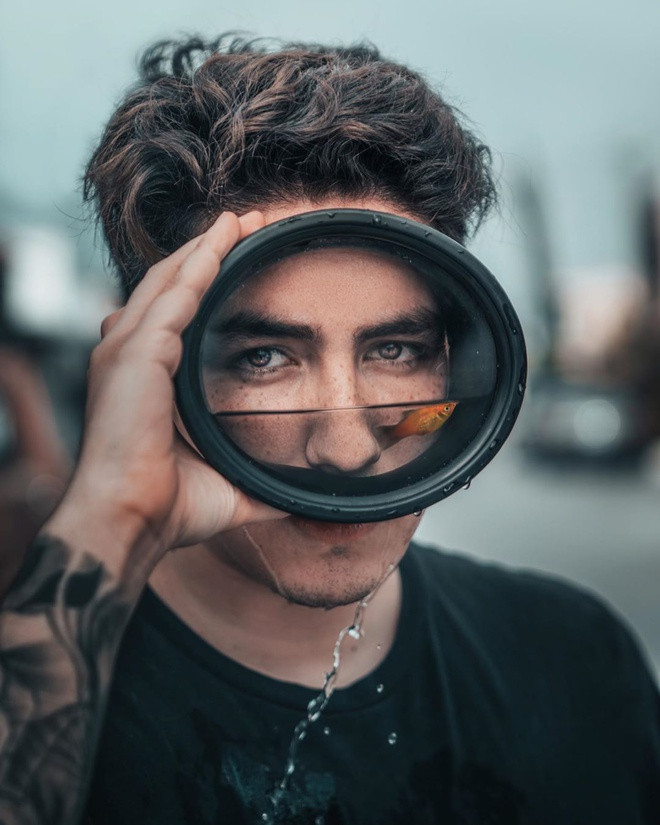 Một trang sách bị đốt nham nhở và bức tường trong phòng ngủ là tất cả điều Omahi cần để tạo nên bức ảnh ảo diệu.