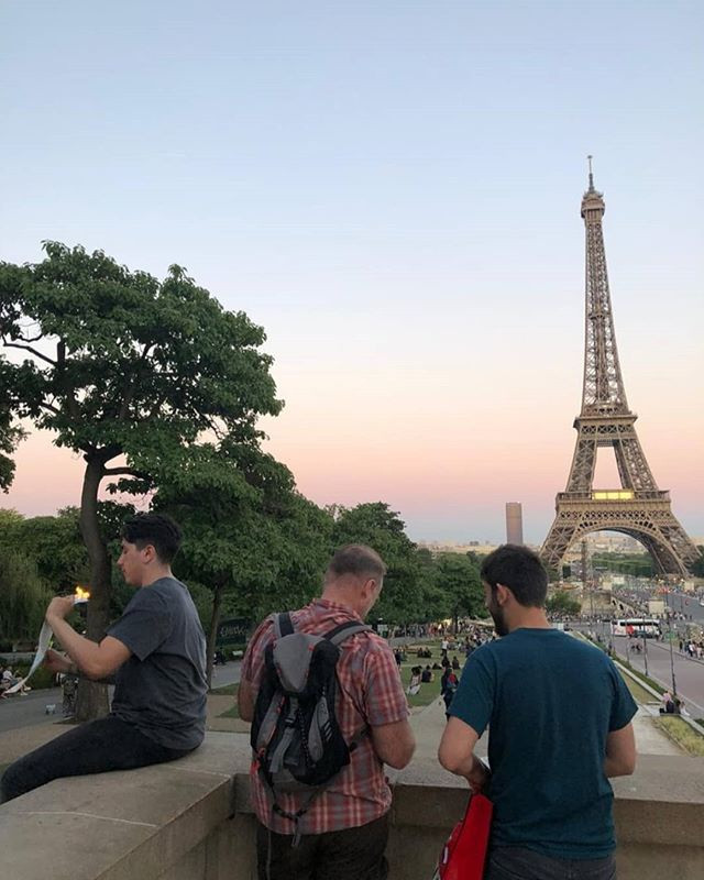 “Tôi đã phó mặc ‘số phận’ của chiếc Sony A7RIII của mình cho một chiếc vỏ nhựa rẻ tiền để chụp được bức ảnh này. Thật may mọi thứ đều ổn”, Omahi hài hước chia sẻ về hậu trường chụp khoảnh khắc dưới nước hút hơn 81.000 lượt thích.