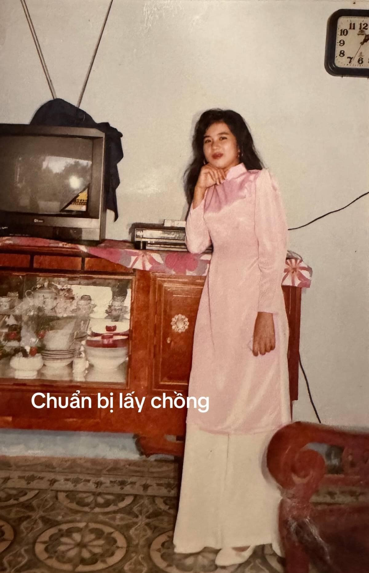 Ngày xưa nhà có chiếc TV như kia phải là nhà có điều kiện lắm.