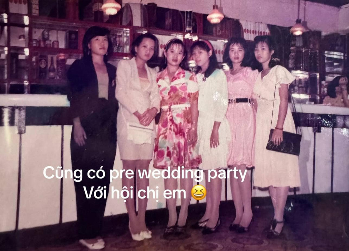 Hơn 30 năm trước nhưng đã có tiệc độc thân với hội chị em.