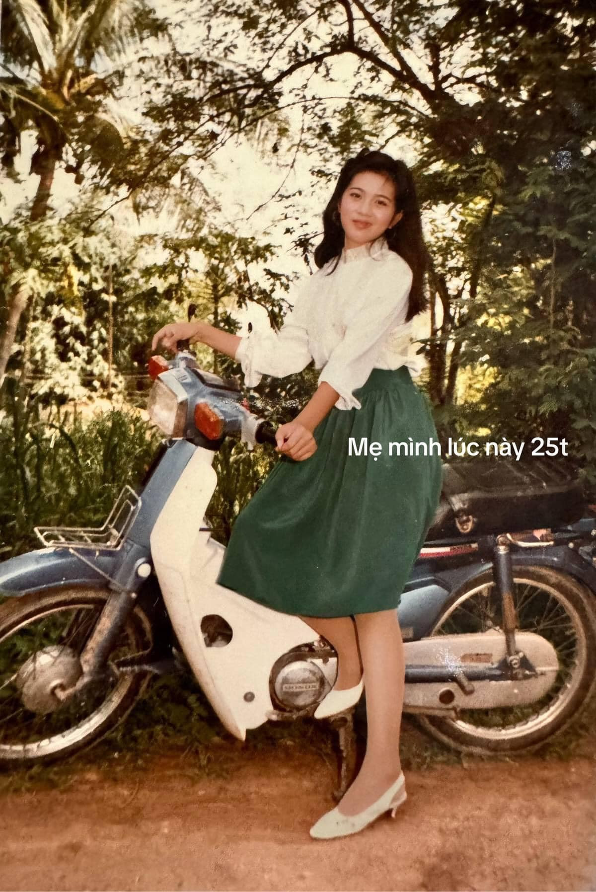 Mẹ của cô gái rất xinh đẹp năm 25 tuổi, phong cách thời trang đế tận bây giờ vẫn còn rất hợp thời.