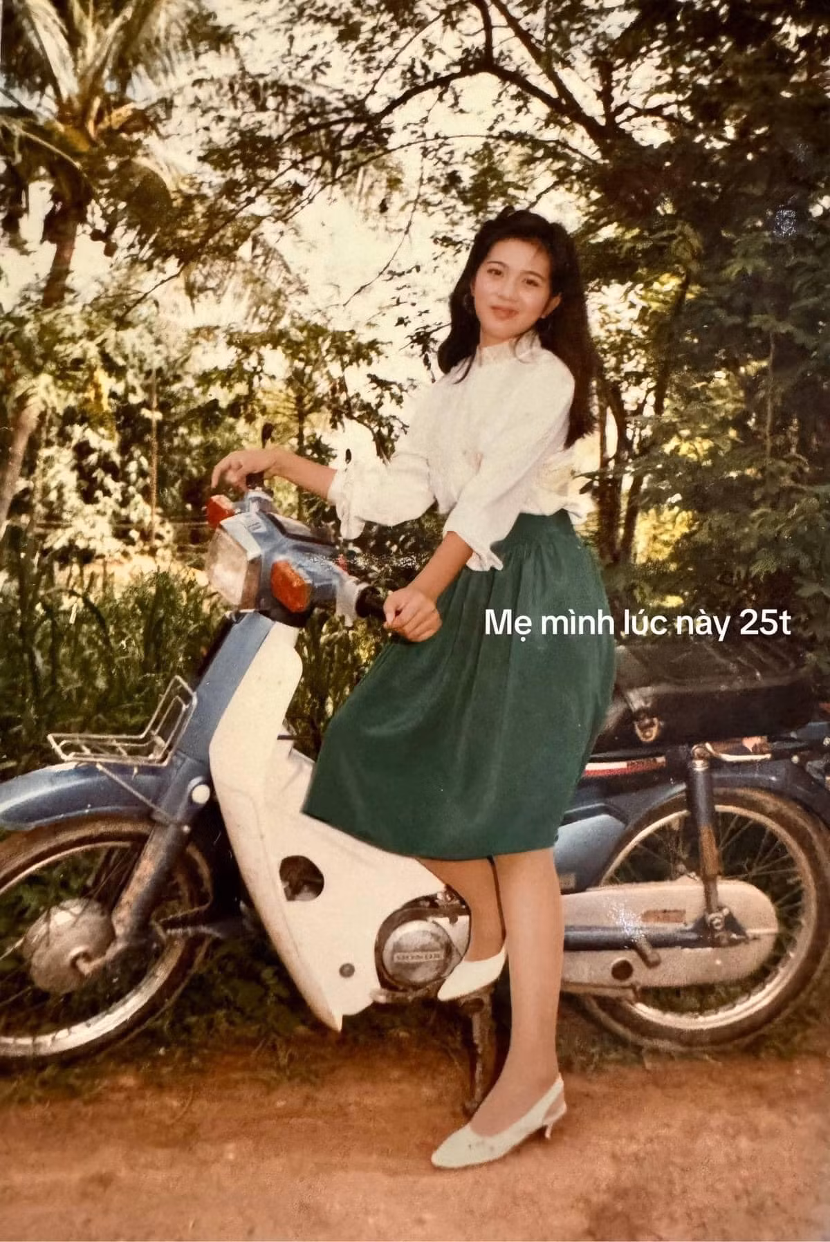 Mẹ của cô gái rất xinh đẹp năm 25 tuổi, phong cách thời trang đế tận bây giờ vẫn còn rất hợp thời.