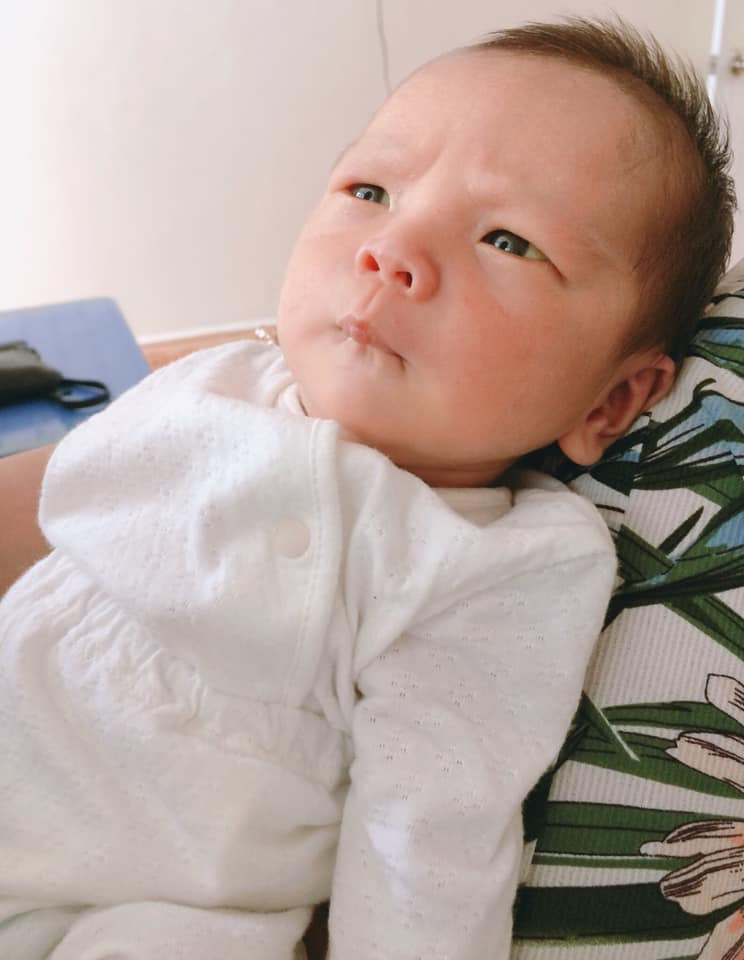 Người mẹ trẻ có nick FB là B.H.V "ca thán" qua những dòng trạng thái: "Người ta bảo khi bầu mẹ như thế nào con sẽ y như thế quả ko sai. Khi mang thai lúc nào tao cũng cau có với bố nó nên là giờ nó nhăn trán mọi lúc mọi nơi, bất chấp thời tiết địa hình, vui phấn khích nó cũng nhăn trán.