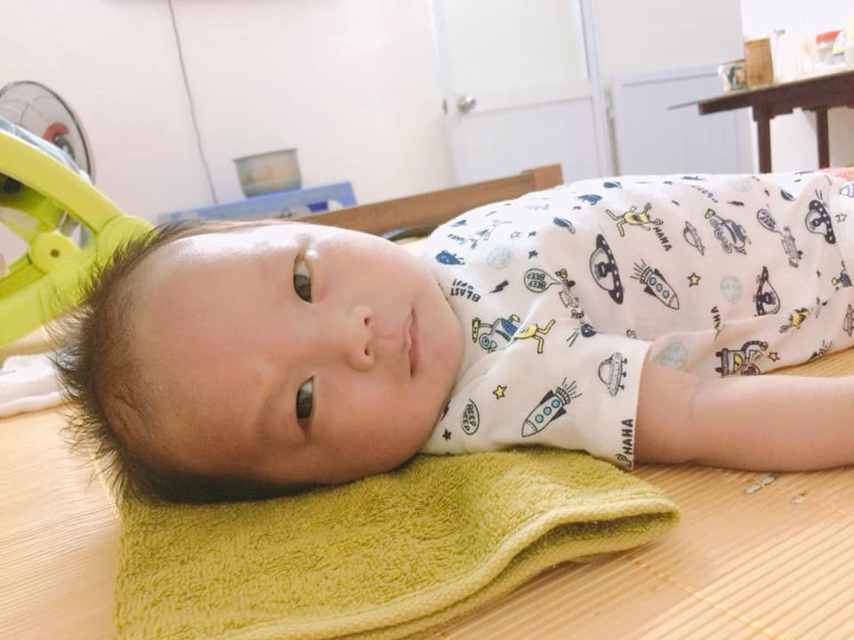 Một số bà mẹ còn đưa ra quan điểm rằng: "Người ta bảo bầu mẹ khóc nhiều buồn nhiều con đẻ ra có đôi mắt buồn lắm, hay cau có đẻ ra mặt con nhăn nhó, cái này nghe nói 6 tháng đầu mang thai đứa bé sẽ phát triển dựa vào cảm xúc của ng mẹ.