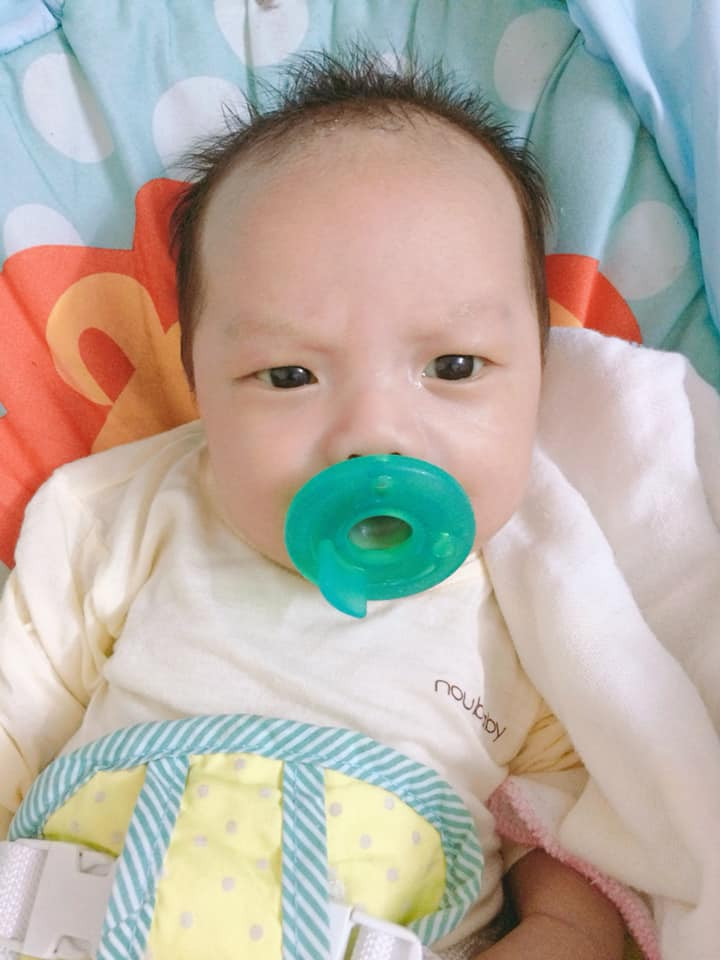 Cậu bé nhăn trán ngay cả khi ngậm ti giả...