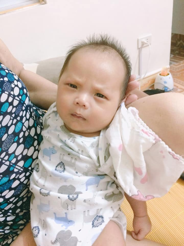 Chị vui vẻ chia sẻ, tắm xong mát quá nó cũng nhăn trán, hóng chuyện cũng nhăn trán. Mà bú no nê xong quay ra nhăn trán với mẹ như kiểu cảnh báo: “Mẹ nhìn xem con có giống như chuẩn bị trớ ko?”