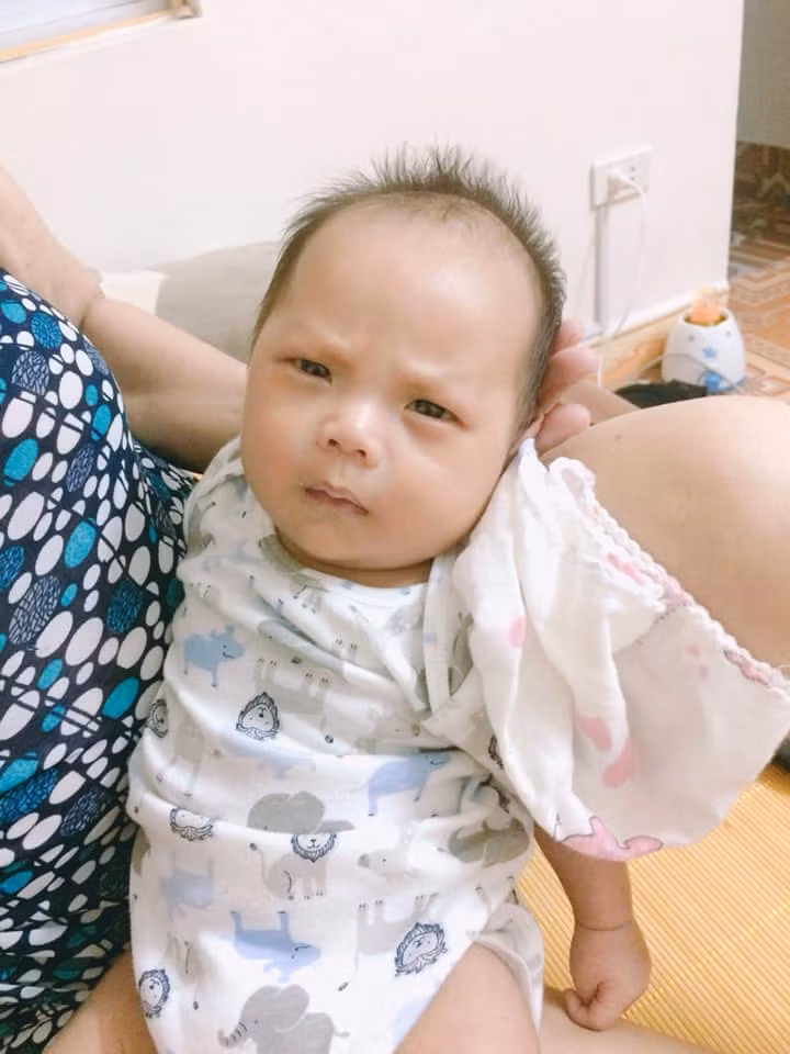 Chị vui vẻ chia sẻ, tắm xong mát quá nó cũng nhăn trán, hóng chuyện cũng nhăn trán. Mà bú no nê xong quay ra nhăn trán với mẹ như kiểu cảnh báo: “Mẹ nhìn xem con có giống như chuẩn bị trớ ko?”