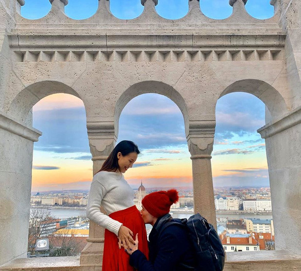 Sau hơn 1 tháng kết hôn, Hoàng Anh đã chửa vượt mặt khiến nhiều người bất ngờ. Chắc chắn có bố đẹp, mẹ đẹp thì em bé cũng sẽ là cực phẩm đây. Nhìn gia đình hạnh phúc thế này ai chẳng muốn nhanh chóng kết hôn.