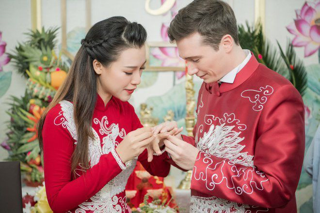 Cuối tháng 11/2019, Hoàng Anh bât ngờ tuyên bố kết hôn với chồng tây khiến người hâm mộ trầm trồ. Chồng cô được nhận xét là quá đẹp trai, trông chẳng khác nào hoàng tử trong chuyện cổ tích.