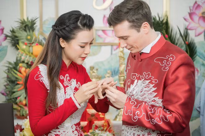 Cuối tháng 11/2019, Hoàng Anh bât ngờ tuyên bố kết hôn với chồng tây khiến người hâm mộ trầm trồ. Chồng cô được nhận xét là quá đẹp trai, trông chẳng khác nào hoàng tử trong chuyện cổ tích.