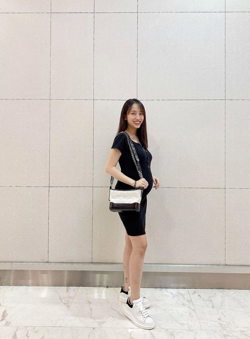 Chắc chắn với gia thế của nhà bố Tâm Nguyễn và mẹ Joyce Phạm thì em bé sẽ là một rich kid đình đám ngay từ khi vừa sinh ra. Hot girl 9X cũng được dân mạng khen ngợi vẫn giữ được nhan sắc xinh đẹp dù bầu bì.