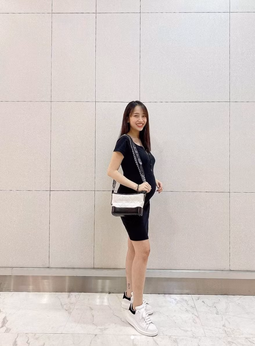 Chắc chắn với gia thế của nhà bố Tâm Nguyễn và mẹ Joyce Phạm thì em bé sẽ là một rich kid đình đám ngay từ khi vừa sinh ra. Hot girl 9X cũng được dân mạng khen ngợi vẫn giữ được nhan sắc xinh đẹp dù bầu bì.