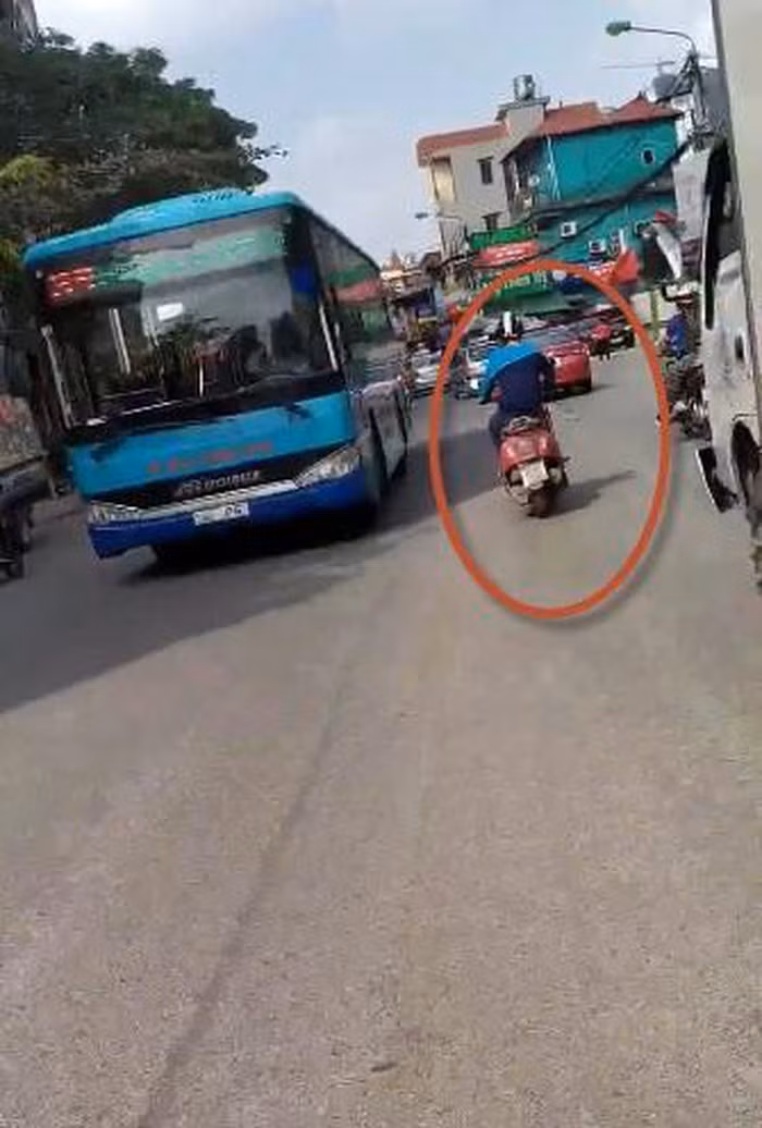 Nguoi dan ong gia vo het xang de xin tien nhung lo cai ket bat ngo