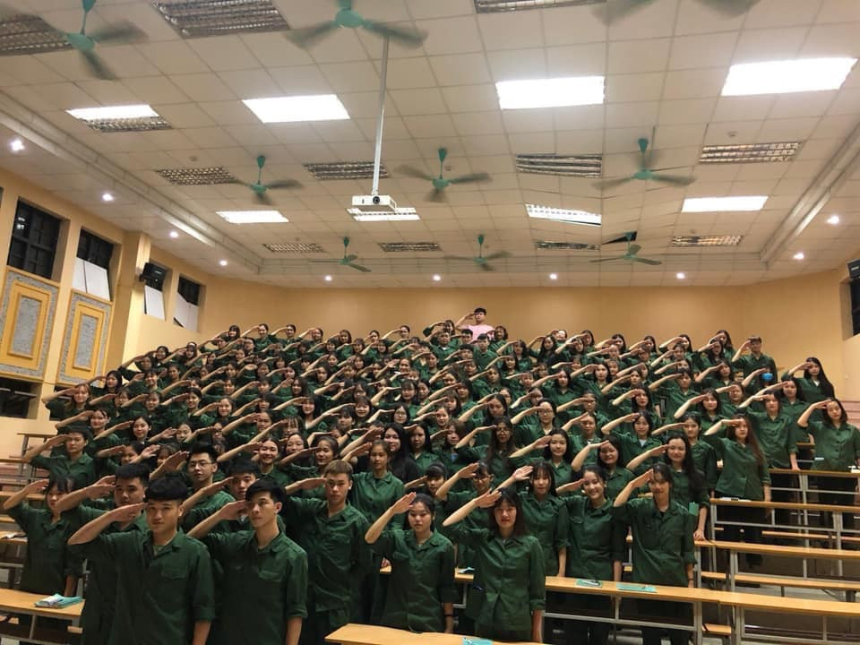 Các bạn sinh viên này đã có cho mình những bức ảnh cực kỳ đáng yêu để ghi nhớ lại những kỷ niệm khi cùng nhau rèn luyện và sống trong môi trường kỉ luật và ý nghĩa như những người lính thực sự.