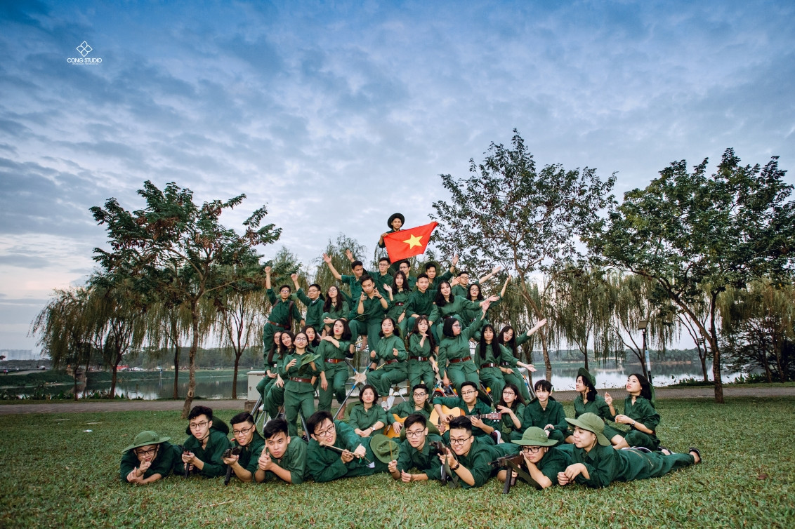 Không chỉ đồng đều, các bạn sinh viên còn tạo dáng cực kỳ sáng tạo.