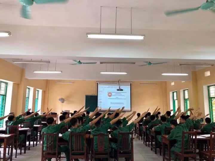 Bên dưới bài đăng, rất nhiều bình luận bên dưới cũng chia sẻ những khoảnh khắc đáng nhớ trong kỳ học quốc phòng.