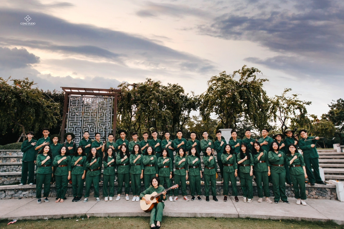 Giờ đây, những hình ảnh học môn quốc phòng cũng được các bạn trẻ đưa vào trong kỷ yếu lớp để ghi lại quãng thời gian gắn bó thân thiết, vui vẻ bên nhau.
