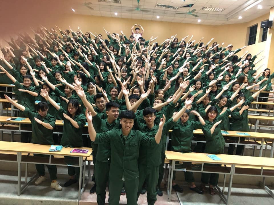 Mới đây, một album ảnh “siêu chất” khi học quân sự được các bạn chia sẻ trên mạng xã hội và trở thành "trend" mới được nhiều người quan tâm.