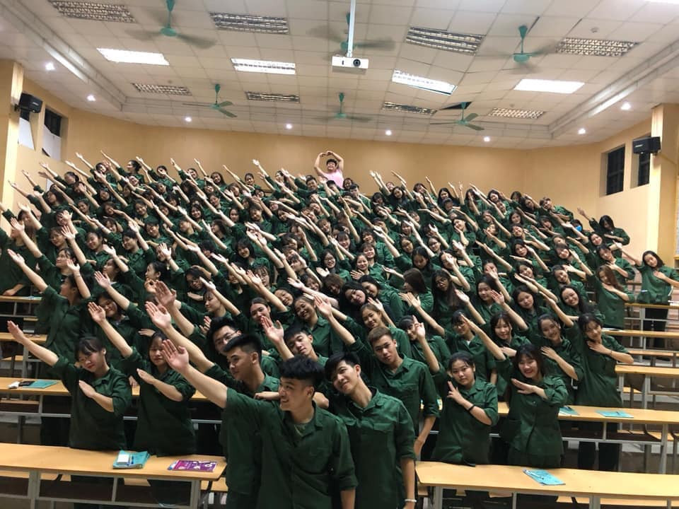 Mỗi bức ảnh là một kiểu tạo dáng riêng nhưng điểm chung ảnh chụp tập thể khi học môn giáo dục quốc phòng chính là sự đồng đều tuyệt đối đã khiến dân mạng trầm trồ.