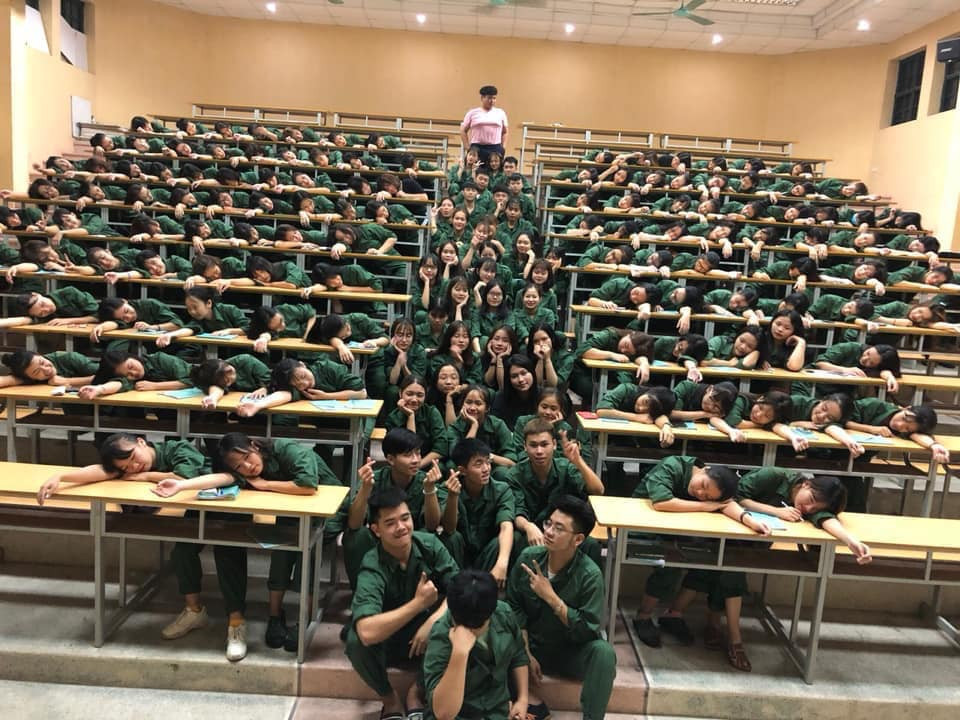 Rất nhiều bộ ảnh đặc sắc đã được ra đời từ chính trong quá trình học tập môn giáo dục quốc phòng này.