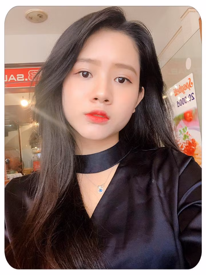 Bên cạnh lời khen về sự dũng cảm, dân mạng cũng nhận xét Thảo An sở hữu nhan sắc xinh đẹp, thu hút. Bên cạnh đó, cô nàng cũng khá rụt rè khi chia sẻ mong muốn thầm lặng cống hiến, không muốn sự việc trở nên ồn ào và thậm chí rằng sợ bị mọi người nói là tranh thủ đánh bóng tên tuổi.