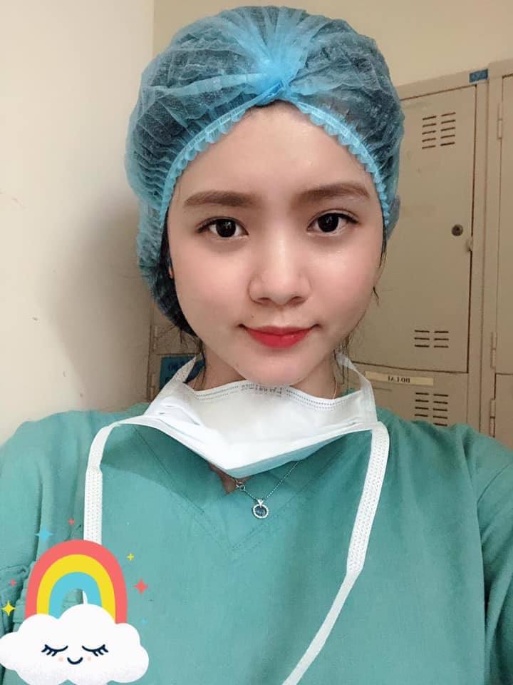 Theo tìm hiểu, cô gái dũng cảm xung phong làm nhiệm vụ ở khu cách ly dịch Covid-19 có tên Trần Huyền Thảo An, sinh năm 1996, đến từ Đà Nẵng. Hiện, cô nàng đang là sinh viên Y5, khoa Y của trường Đại học Duy Tân.