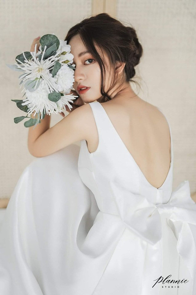 Nữ sinh trường ĐH Luật sớm bắt đầu làm thêm từ năm nhất để có thể tự chủ kinh tế. Sở hữu gương mặt khả ái, thần thái ngút ngàn cùng vóc dáng chuẩn, cô bạn là gương mặt quen thuộc của nhiều nhãn hiệu và các cửa hàng thời trang.