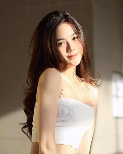 Sự trở lại của Thuý Hằng khiến dân mạng đùa vui rằng, "hot girl tạp hoá" này sẽ trở thành đối thủ đáng gườm với Hàn Hằng trên đường đua nhan sắc.