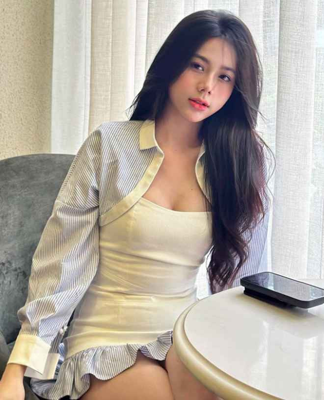 Loạt ảnh của hot girl Sài thành này nhanh chóng được cộng đồng mạng chú ý và thu về bình luận nhiệt tình. Đa phần mọi người để lại lời khen cho hình thể của Thúy Hằng.