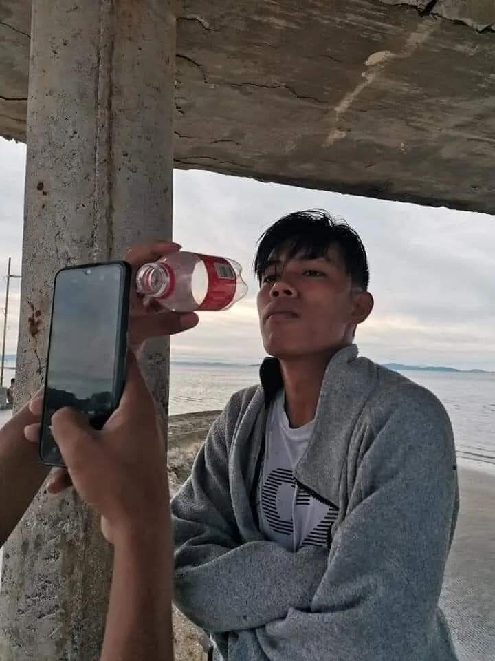 Chụp ảnh qua chiếc chai nhựa, trông thì có vẻ thơ mộng đấy, khung cảnh phía sau còn là biển cơ mà.