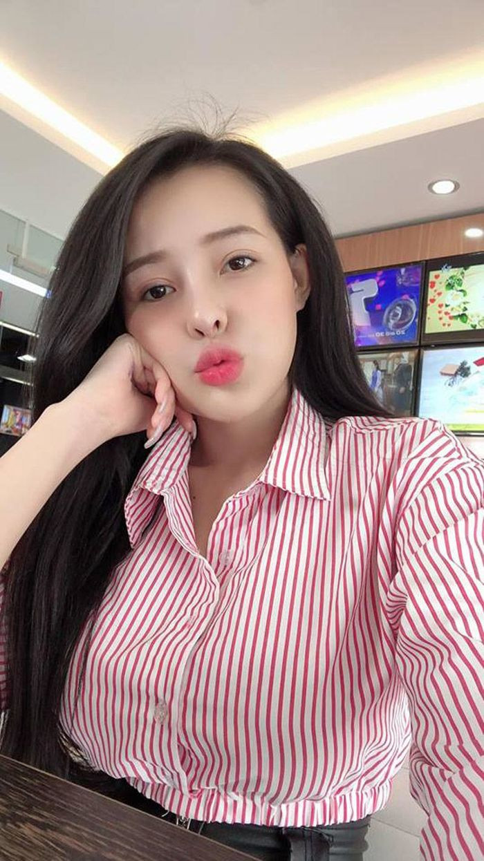 Ngoài ra, cách ăn mặc của Ngân 98 thời điểm đó cũng nhận được nhiều lời khen ngợi bởi kín đáo nhưng vẫn sexy.