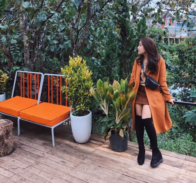 Trước đây, ở giai đoạn phải "cày" kiến thức cấp tốc để chuẩn bị đi du học, cô giáo 9x đã phải tự học cực kỳ nhiều. "Hồi ấy, mình dành hầu hết thời gian để học kỹ năng nghe và đọc. Học tốt hai kỹ năng này rất có lợi, vì nghe đọc tốt thì cũng học được ngữ pháp và từ vựng một cách rất tự nhiên. Lúc học đọc, mình sẽ đọc to bài lên và cố gắng đọc trôi chảy; còn khi học nghe thì mình hay nhại lại, sao cho nghe thật giống với cách nói của người bản xứ. Cứ thế, trong quá trình học nghe và đọc, kỹ năng nói của mình cũng tiến bộ lên", cô Hoàng Anh kể lại quá trình tự học.