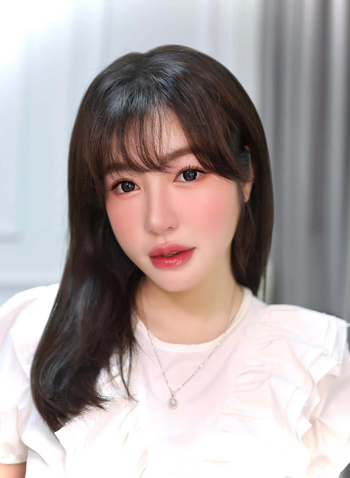 Cô nàng sở hữu gương mặt xinh đẹp với sống mũi cao thẳng, đôi mắt to tròn cùng bờ môi căng mọng quyến rũ.